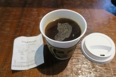 スタバ アイス アメリカーノで「ウインナーコーヒー」を作ってみた - おうちカフェの簡単レシピを紹介マイナビニュース