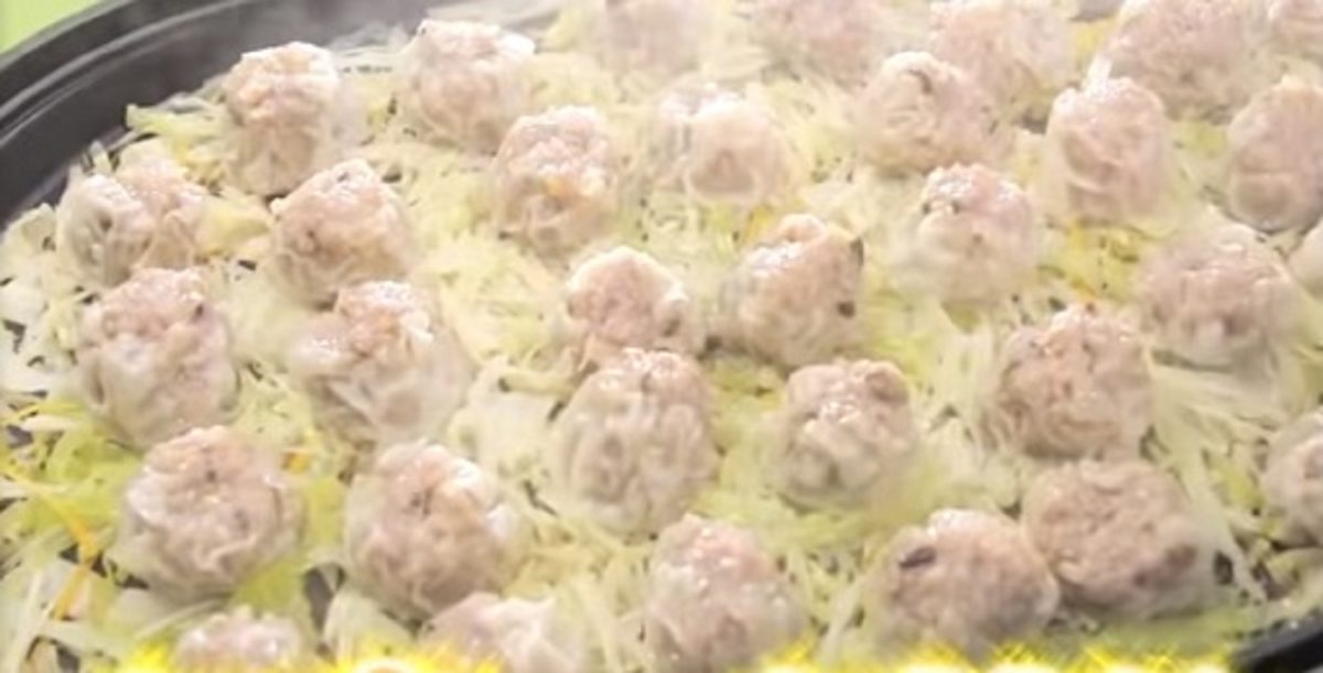 リールで40万回久々に人気のレシピが誕生しました✨ シュウマイだけど包みません🤭 材料をホットプレートにのせたら蒸し焼きに〜✨ 簡単シュウマイができちゃいます!忙しい日に是非お試し下さいね^ ^ レシピ本には他にもホットプレート一つで簡単に作れるレシピを