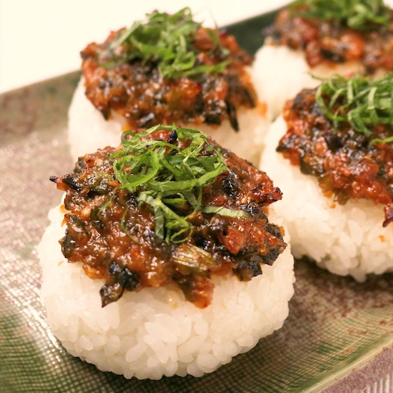 夜食にもぴったり ごま味噌と大葉、マヌカハニーを使った焼きおにぎりのレシピ – MISマヌカハニ