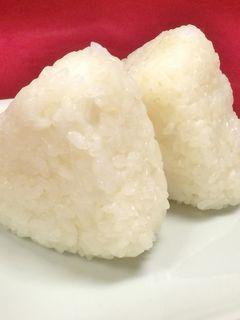 コンビニ風の塩おにぎりレシピ。「冷めてもおいしい」「絶対にまた作る」の声続出 - macaroni