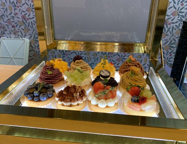 🍂秋メニュースタート🍂 tartotteの秋メニューがスタート🍇🌰🍠期間：9月1日〜11月30日🥧発酵バターを使用した風味豊かなザクザクタルト 🧀クリームチーズ配合した甘さ控えめオリジナルクリーム 🍓厳選した新鮮なフルーツ💎tartotteは見た目もかわいい宝石のような