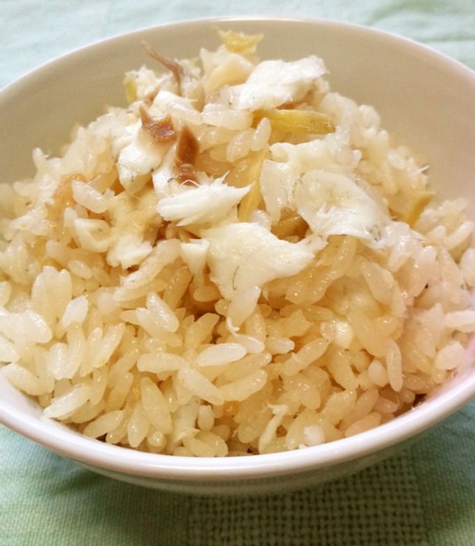 鯛めしレシピ ,三枚おろしした魚 骨も に少し酒をかけ、塩をして軽く焼く。土鍋や炊飯器に、水に漬けておいた米の上に昆布を入れて、焼いた魚と骨やアラを一緒に入れて炊くだけ☺️生姜を入れても美味しいです✨,米２合に、醤油とお酒30mlずつ、昆布を入れて、あとは出汁と残り米に必要な水を入れるだけ🐟,fishingcookingfishjapanesefoodredsnapper