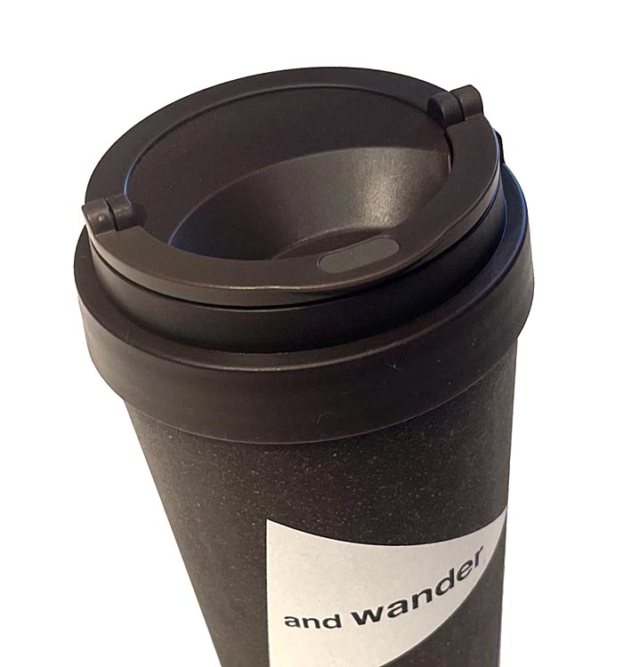 珈琲から逃げる馬マグカップ」 C 蛭子能収 - 蛭子能収グッズをコスパが発売、汗かき男のTシャツなど画像ギャラリー 4 4- コミックナタリ