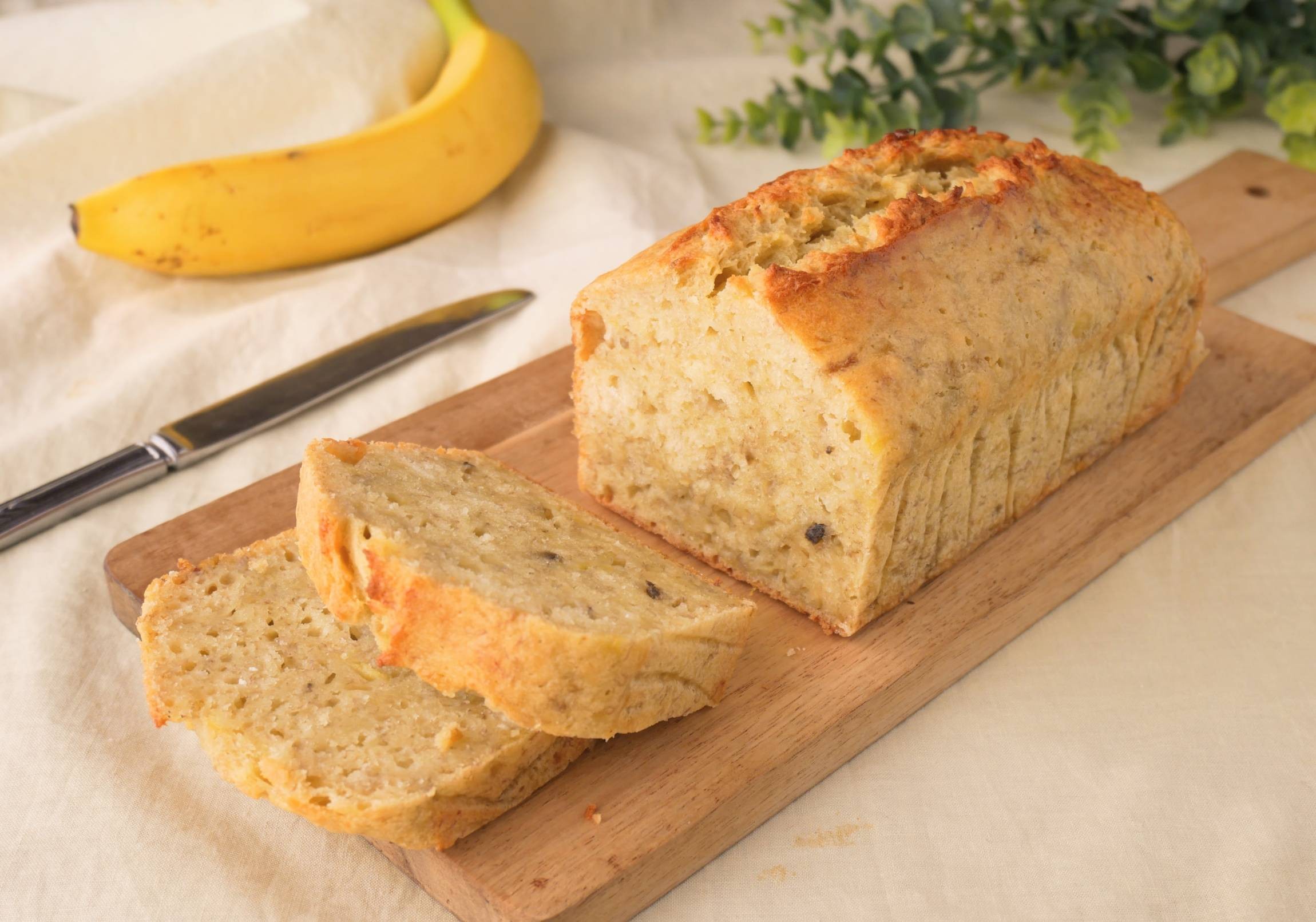 PUZO OKINAWA 公式✴︎ 旨いチーズケーキを極める。 ただ、それを目指す。 人気の季節限定商品、今年も登場！ 『生パウンドケーキ 完熟 バナナ』 ふわふわのシフォン生地に バナナ風味のクリームをたっぷり搾り 完熟バナナ 1 2cut を閉じ込めました くちどけの良い