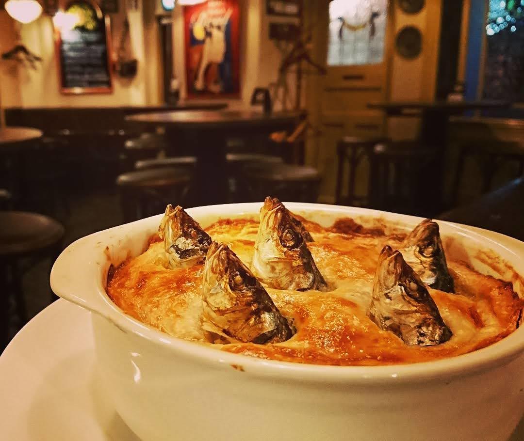 驚異のビジュアル！イギリスの「スターゲイジーパイ」は美味しいのか？ Google翻訳に任せっきりで作ってみた - Togetter