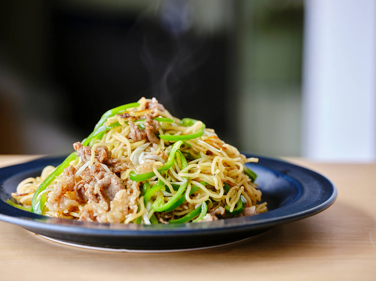 ８位 ほったらかし焼きそば ① ポリ袋に牛こま切れ肉 １５０ｇ としょう油 大さじ１ ナンプラー 大さじ１みりん 大さじ２ 黒胡椒 少々 を入れて揉み込む ② フライパンにごま油 大さじ２ を広げ、蒸し中華麺 ２玉 ピーラーでスライスしたごぼう ５０ｇ