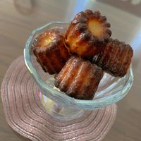 カヌレ」 カヌレに可愛くトッピングしたアレンジレシピ! お家で簡単に出来るカヌレの作り方、是非ご観覧くださいませ。 「レシピ」材料<カヌレ生地>・強力粉 30g ・薄力粉 30g ・グラニュー糖125g ・牛乳250g ・バニラエッセンス適量 ・卵黄30g ・卵白