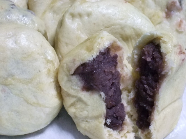 炭酸まんじゅうは売切でした 👇 , 1日でざっと1500本は売れてしまう、焼きまんじゅうの名店 ,忠治茶屋本舗,昔ながらのおやつが楽しめます♡ , 店内は香ばしい香りが 🤤 , ○焼きまんじゅう ¥155, ○あん入り焼きまん ¥280 , 生地はふわっふわ♡, 甘辛の味噌ダレをたっぷりつけて食べると はい、最&高🙌✨ ,