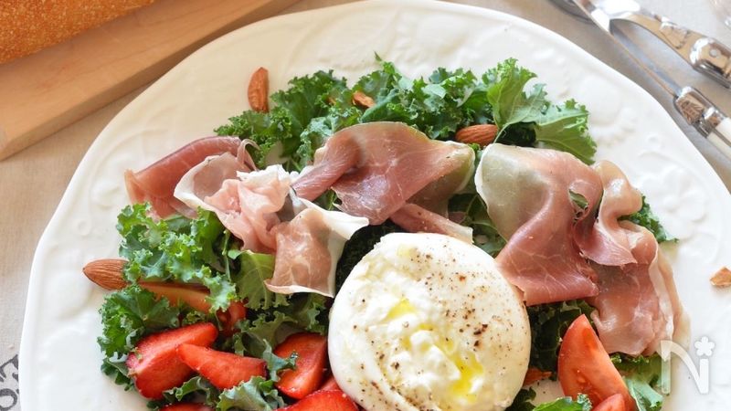 うま味たっぷりの醤油とバルサミコで食べる！ブッラータ＆いちごのサラダ 簡単レシピ - CHEESE STAND Media