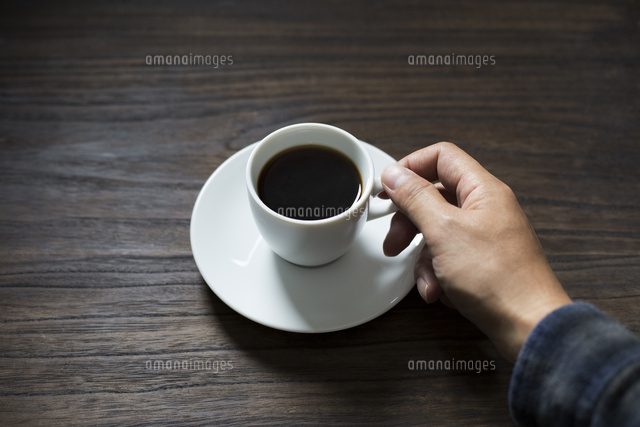 カップを持つ40代日本人女性32497948 の写真素材 - アフロ