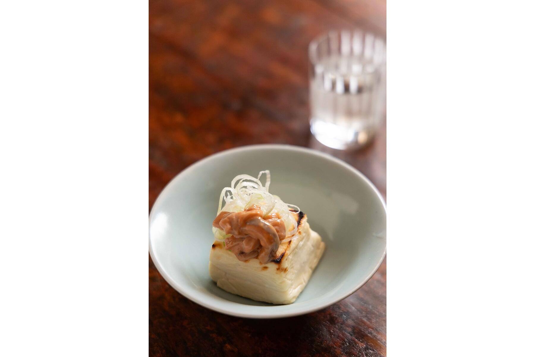 イチャガラス豆腐』 大好きイカ墨‼️たまらない磯の香りと独特な旨み‼️黒の誘惑😋 最強の塩辛だと思っています👨‍🍳 泡盛との相性バッチリ👌それでは今晩も美味しい沖縄料理と地酒で心に花咲く穏やかなお時間を。 いらっしゃいませ〜 🍺🍶地酒と地産料理 花咲本店