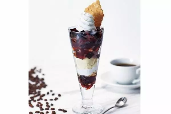 大人の珈琲ゼリーパフェ 今週末のメニュー変更から登場予定のスイーツです。 ティラミス風のクリームに徳光珈琲さん @tokumitsucoffeeのcafe hanareオリジナルブレンドの豆を使ったコーヒーゼリー、さらにエスプレッソを加えて大人の味に仕上げました。もちろん中にはE