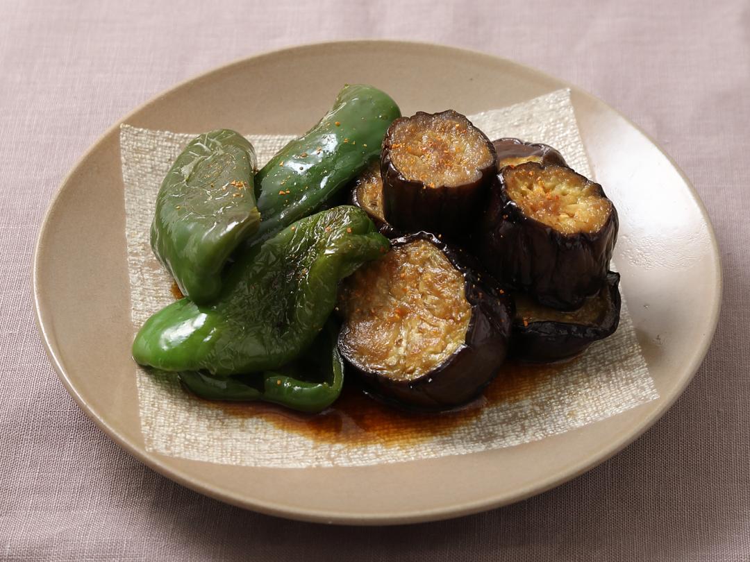 タモさんのピーマン 1人前調理時間：5分 総カロリー：95kcal 使用食材：ピーマン 3個 、しょうゆ 大さじ1杯 、みりん 大さじ1杯 、日本酒 大さじ1杯 、水 大さじ3杯 、ほんだし 小さじ1杯 、ごま油 少々 、かつおぶし 少々調理法1 ピーマンを約