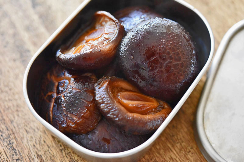 しいたけ軸水出汁で大根とベーコンの酒粕煮」のレシピSHIITAKE RECIPE