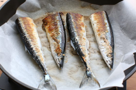 サンマの塩焼き 魚に切り込みは入れるべき？ワタは取り出さなくてOK？グリルとフライパンで焼く違いは？ 栄養士ライターが検証してみたLASISA らしさ・ラシサ