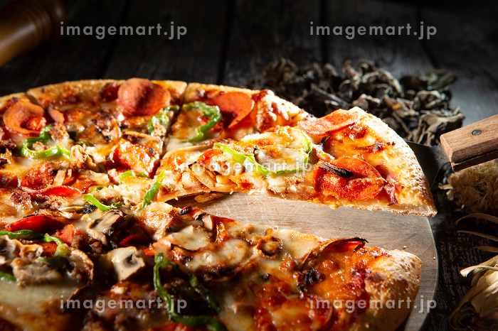 フリー写真サラミとオリーブのピザでアハ体験GAHAG著作権フリー写真・イラスト素材集 - GAHAG著作権フリー 写真・イラスト素材集