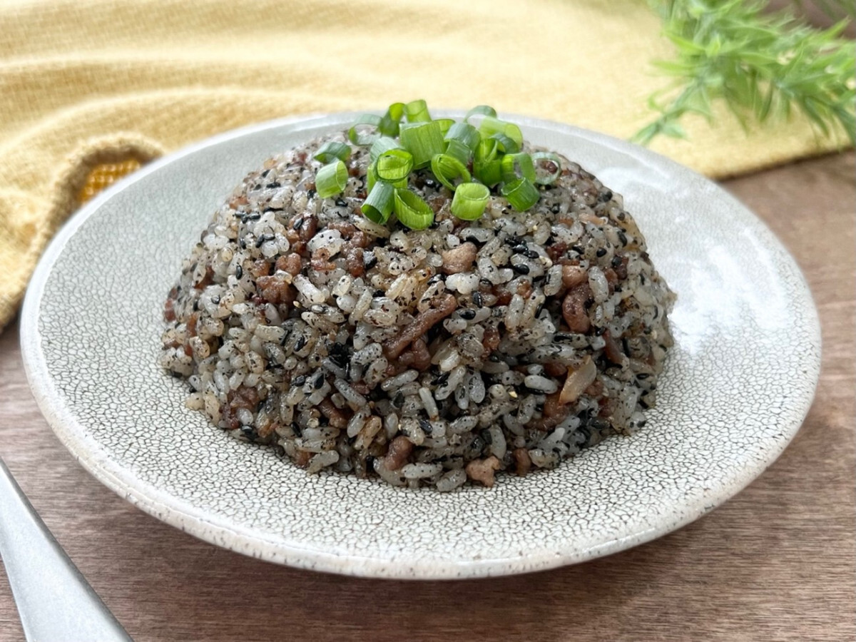 黒酢黒胡麻黒胡椒☆黒いレタス炒飯