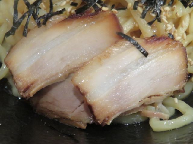 ⭐️,本日5 1オープン！油そば大革命 神戸総本店 , 神戸元町に「油そば大革命 神戸総本店」が本日オープン！,屋号を新たにスタートされたこちらのお店！, 価格も以前より 50円お手頃になってて嬉しいポイント◎, 今回いただいたのは「半熟玉子油そば」。,卓上のラー油とお酢を2周ずつかけて, しっかり混ぜてからの ニンニクどさっ！！, もっちもちの麺に旨味が絡みまくって,