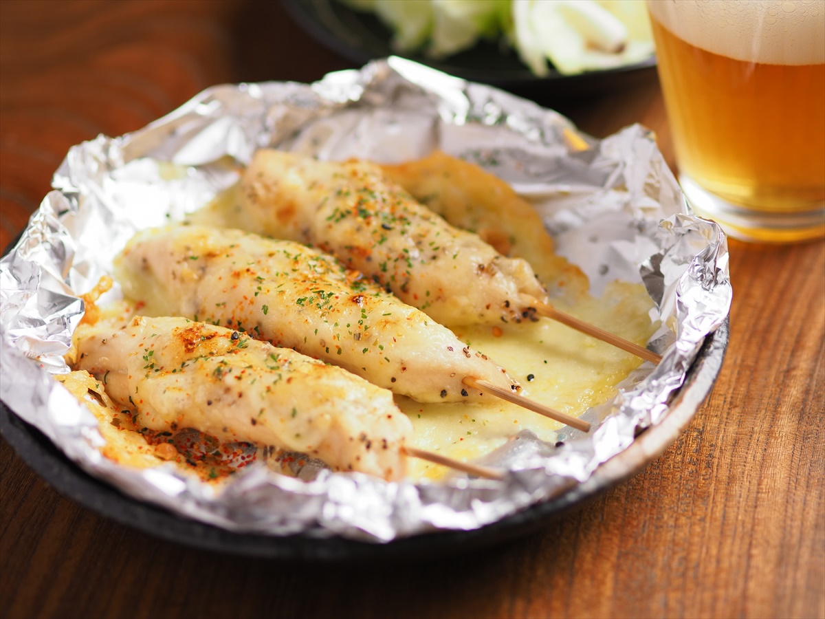 人気の5種チーズ串🍡🐓濃厚なチーズと焼き鳥のタレの組み合わせがよく合います!種類豊富であなたのお好きな味をチョイス🙆♀️当店では職人が腕を振るうお料理の数々をご用意致しております🍽 焼き鳥・もつ鍋・鳥刺しなど🙆♀️✨ またお酒やドリンクの種類も豊富