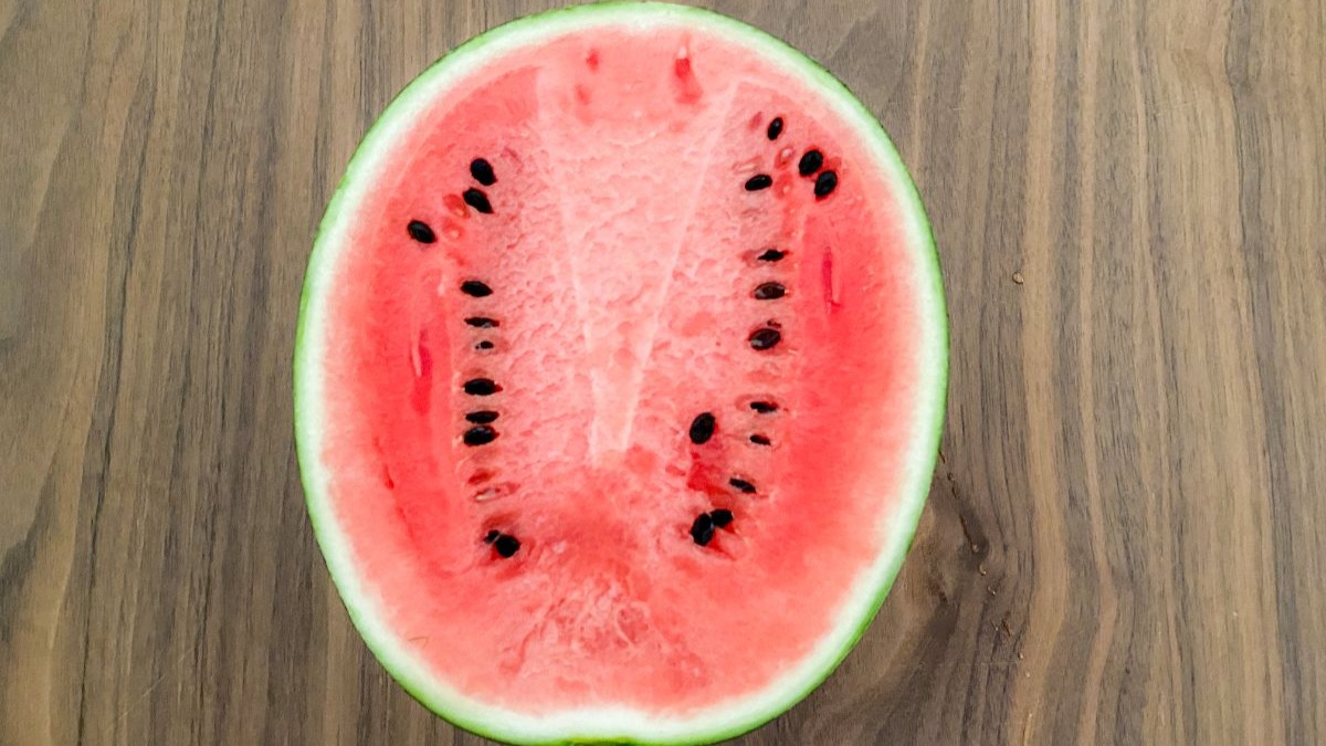 内田えつしのもとに、スイカはどうなった、という声が届いています。 １番はじめに実をつけたスイカ、これ以上大きくならなそうなので、切ってみました。味薄いけど甘かったようです。浦安浦安市浦安ダイスキ