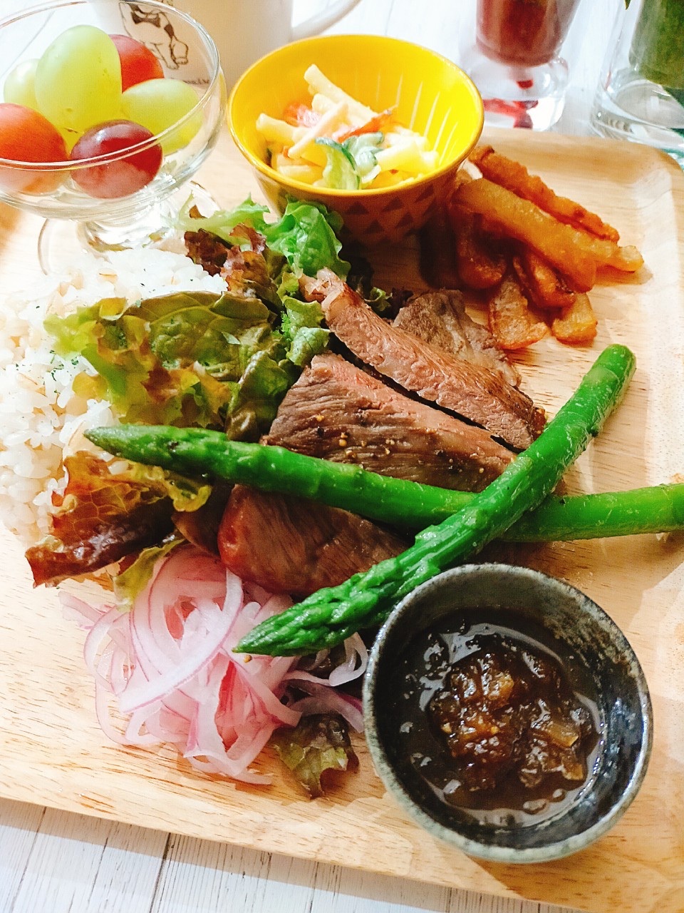 スーパーのローストビーフをマスタードソースでお洒落に盛り付け