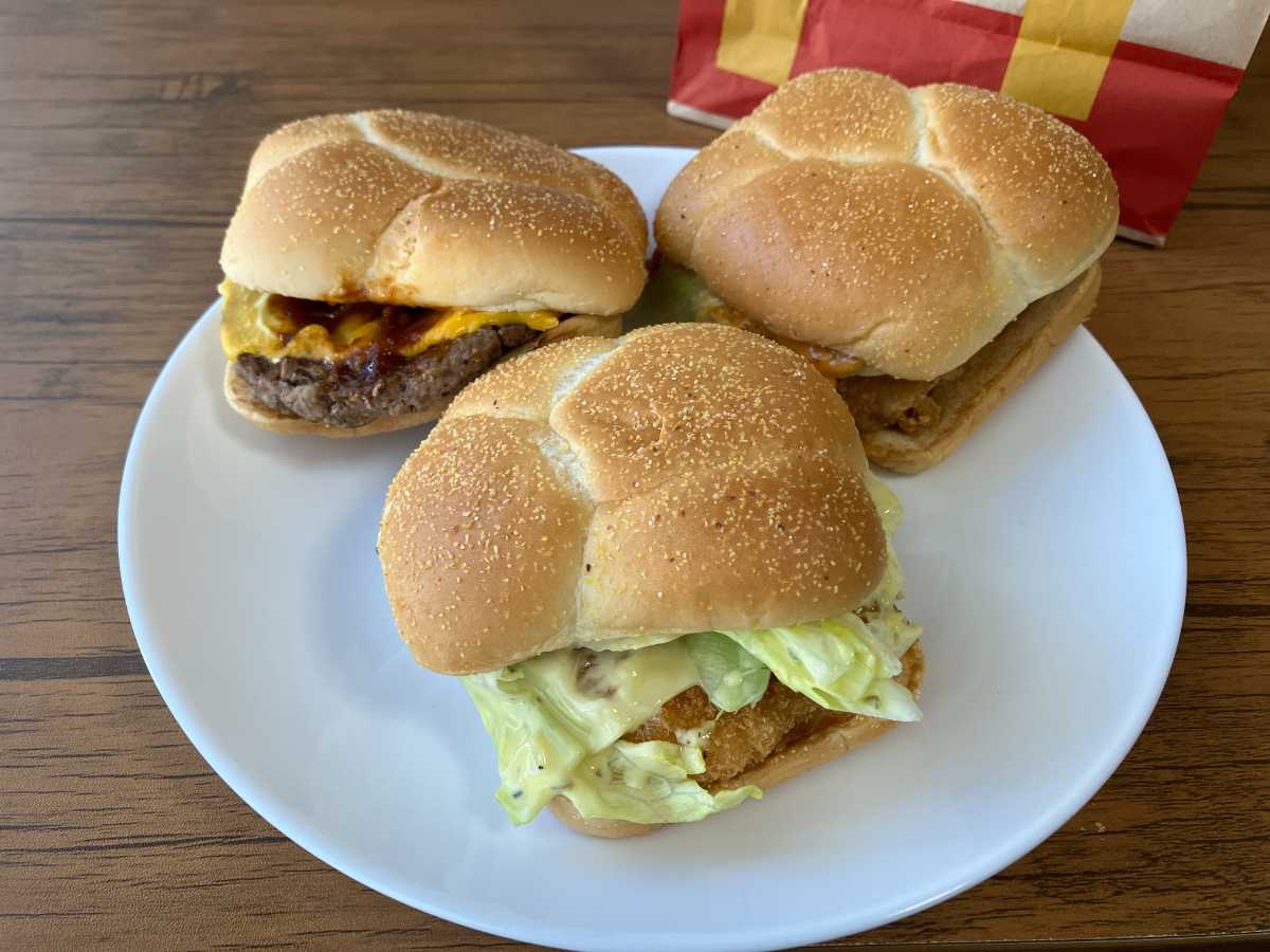 実食マクドナルド アメリカンデラックス チーズ ビーフ 490円 483kcalチキン 490円 558kcal カロリー2017年11月1日から～ 第1弾 おすすめ チキン 40gの重量差期間限定日々飽食