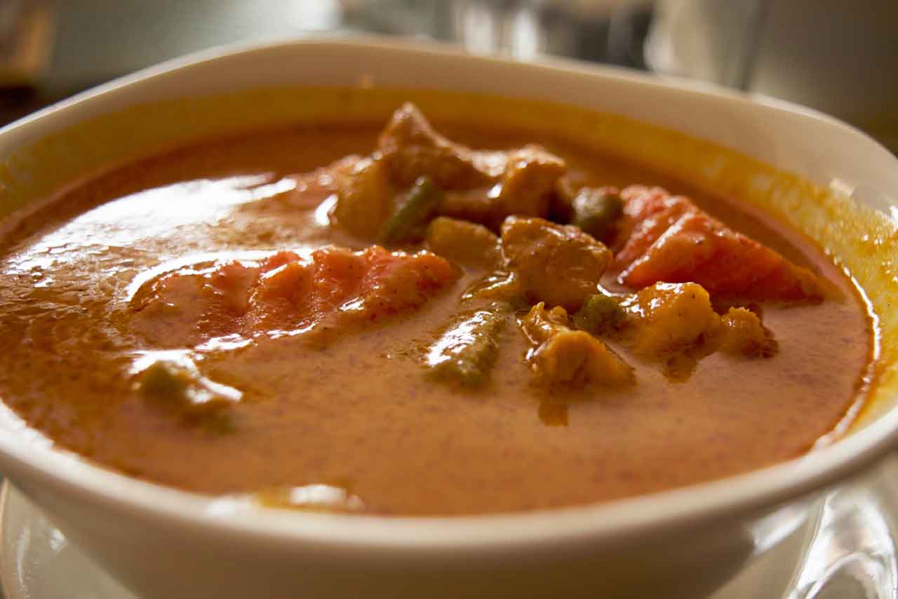 カレーのとろみ不足」対処法3つ！ 原因やNG調理法も解説カレーを作るカレーハウスハウス食品