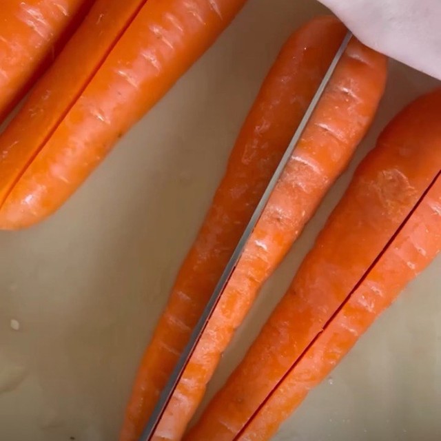 人参のロースト🥕」 動画アリ🙌🏻@chihiro.gohantime←100万再生レシピ続々✨こちらから見てね💁🏻‍♀️ こんにちは。今日のレシピは、 \ 美味しすぎ！人参のロースト🥕です。 これ、人参レシピ史上一番美味しくて 1番簡単です！ も〜、野菜たりてないと思ったら