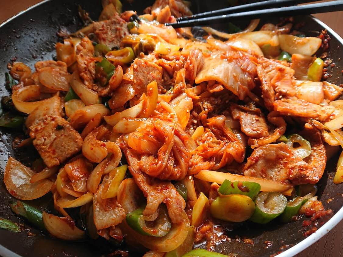 簡単10分でメインおかず！めんつゆで味が決まる豚キムチ炒め