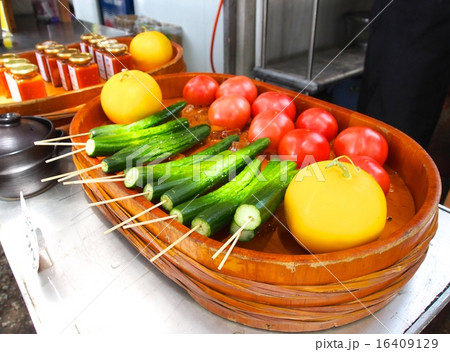 よつこ@奈良グルメ・京都グルメ食べ歩き今日から祇園祭の鉾建てが始まっています。 去年の宵々山 7.15 に実際に食べたものたちをまとめました🌽いわゆる祭りの屋台 チョコバナナとか冷やしきゅうりとかも好きなんだけど、せっかくなら近所のお店さんたちが、祇園祭
