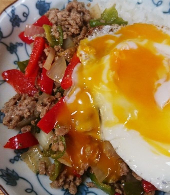 👉 レシピあり ✍️ 家族ごはん♡＊ガパオライス レシピあり＊新じゃがとエビのガーリック炒め ＊サラダ ＊春雨スープ ＊キウイこんばんは😊 息子がだーいすきなガパオライスを作りました！ ガパオを投稿するたびに書いているかもですが、ガパオって「バジル炒め