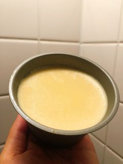 レンジで簡単！マグカッププリン , 生クリームに専用の容器、蒸し器も不要で作れる！,まるで”売りもん”のような味わいの本格プリンを自宅でぜひお試しください！,材料 ,卵液 , 牛乳100cc, たまご1つ, 砂糖 大さじ2,カラメルソース , 砂糖大さじ2, 水大さじ2, お湯大さじ1,作り方 ,