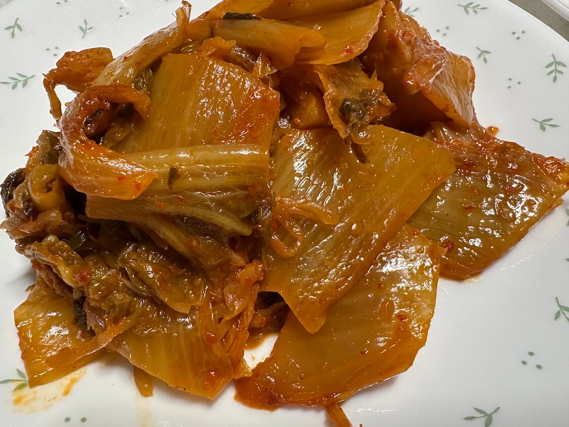 🔸トマト豚キムチ🔸 トマトと豚肉の生姜炒めの最後に 白菜キムチを混ぜるだけ 最初にキムチを炒めるやり方もあるけど最後に入れてフレッシュ感を残す方が トマトのみずみずしさが生きる気がして 酸味と辛味と 甘味と旨み これは間違いない 食欲全開の一品です