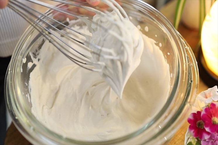 イチゴのシャンティクリームがけ