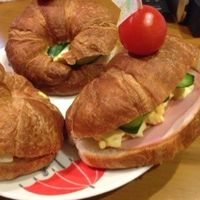 ロピア でクロワッサン 10個 999円 コストコに似てる 見た目トーストしても、サクサクというより しっとり コストコより甘みが少ない朝食は、クロワッサンサンド ・レタス ・ルッコラ ・ミニトマト ・スライスチーズ ・カマンベールチーズ ・ベーコン