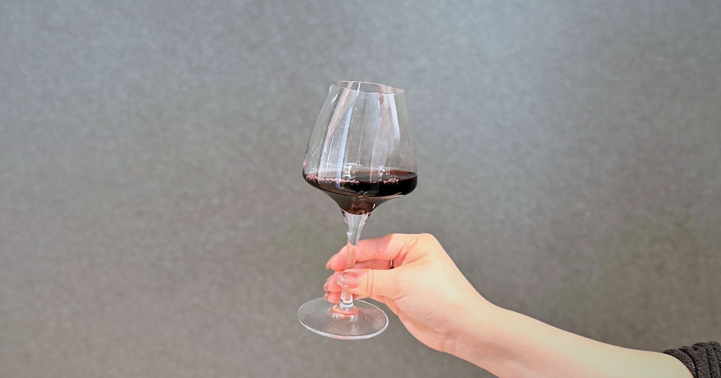ワイングラスの持ち方を解説！美しい持ち方で素敵な時間を演出しようShizuku NEWS MEDIA MAGAZIN