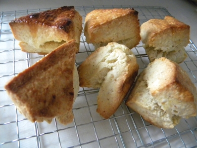 刻んで焼くだけ本格スコーン❤️バターなしが美味しいザクザク系40分で満たされる🧈レシピありパン作りたいのに作る時間も体力もない日 😢このスコーンならラクラク焼ける！！ オススメな理由🤩 ①時短‼️ ②バター不使用、オイル少し。 ③頑張らなくて良い。 ④