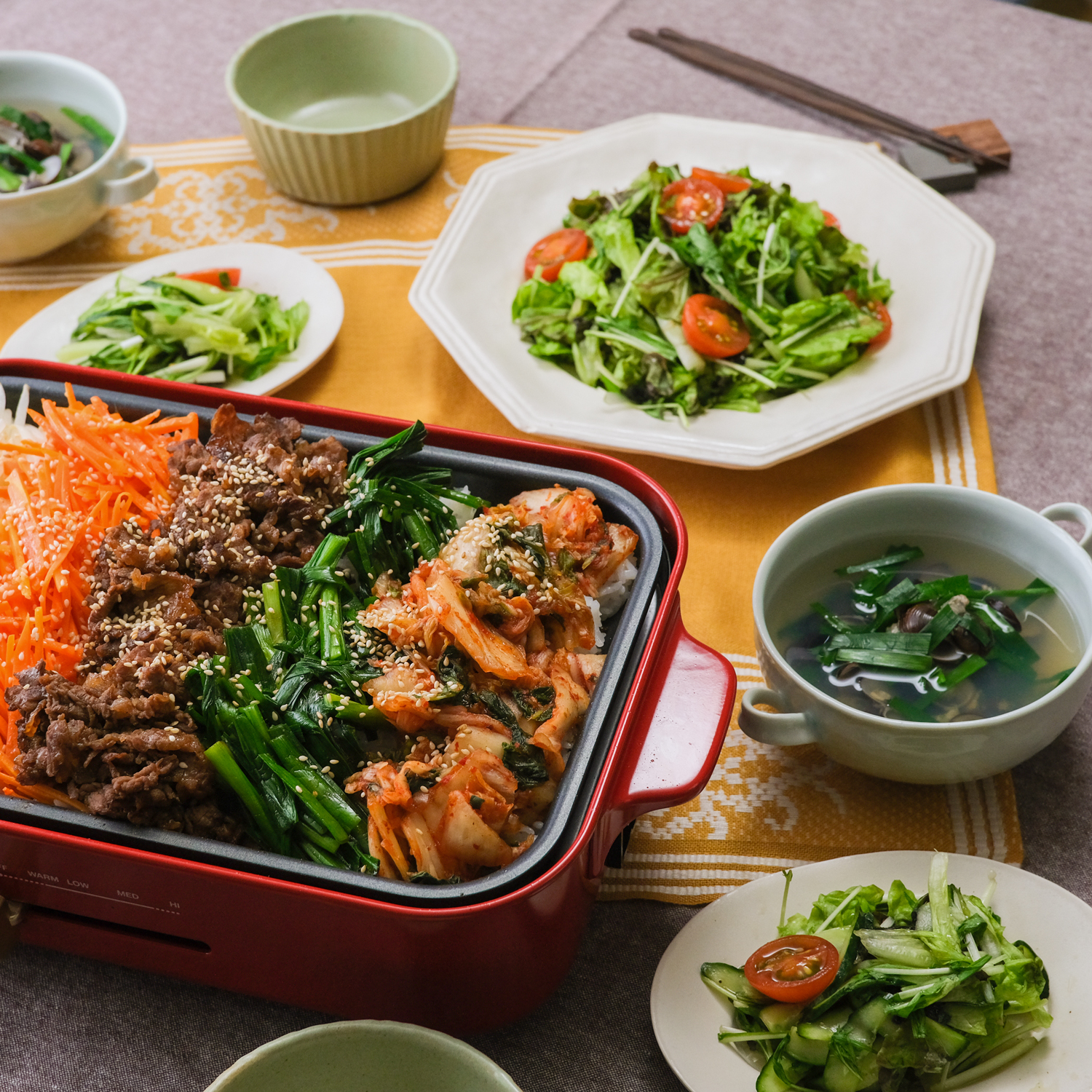 15分で簡単ビビンバ🍽 先日投稿した動画で使われていたビビンバの作り方教えて〜！！ と、フォロワーさんからリクエストをいただき作りました✌️コスパ最高で、簡単！ お肉もしっとり柔らか🤤 薄切り肉であれば豚や牛でも作れるので お好みのお肉で是非お試しください