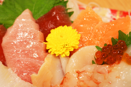 刺身に添えられている『菊の食べ方』にネット騒然 「知ってたらカッコいい」 – grapeグレイプ