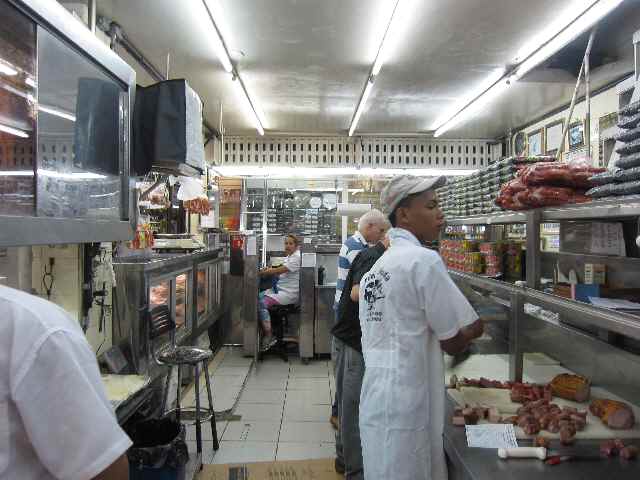 JICAのポートテラスカフェでフェジョン・トロペイロというブラジル料理。ソーセージや豆などを煮込んだミナスジェライス州の郷土料理らしい。ポートテラスカフェ ブラジル料理 フェジョントロペイロ エスニック料理 jica横浜 カフェ レストラン 新港 みなとみらい 馬車