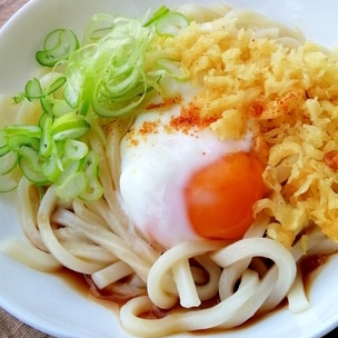 悪魔的美味さ！たまごかけ油うどん材料冷凍うどん1玉 めんつゆ 大さじ2 にんにくチューブ 2㎝ 生姜チューブ 2㎝ ごま油 小さじ2溶き卵2つ ネギ 適量 きざみのり 適量作り方①冷凍うどんを袋の表記通りに加熱する ②溶き卵、めんつゆ、ごま油を混ぜ合わせる