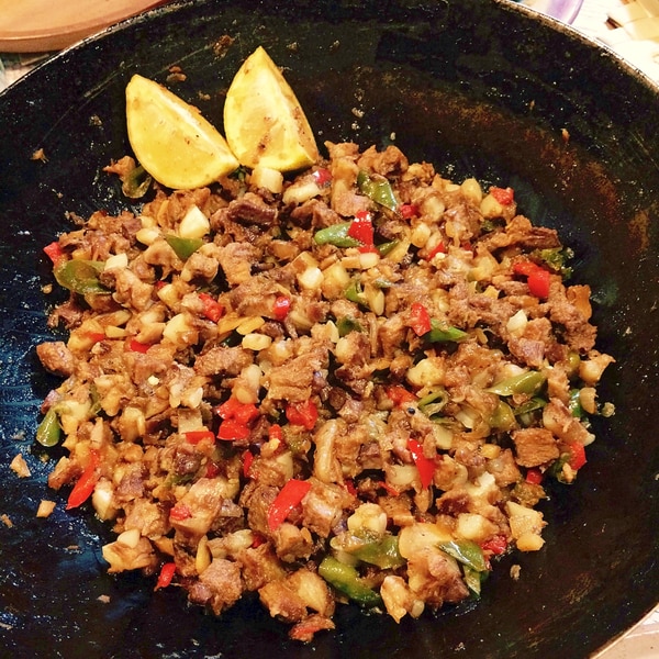 レシピ📝ビールと楽しむ！フィリピンのB級グルメ🐖 □シシグ 「シシグ」は、フィリピンのルソン島中部、パンパンガ州発祥の料理。今はビールによく合うB級グルメとして親しまれていますが、もとは豚の頭部や内臓など、余すところなく食材を生かす知恵から生まれた、約300