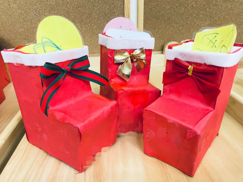 牛乳パックで作るサンタのブーツ〜材料・作り方・活動のねらい クリスマス工作 保育士・幼稚園教諭のための情報メディア ほいくis ほいくいず