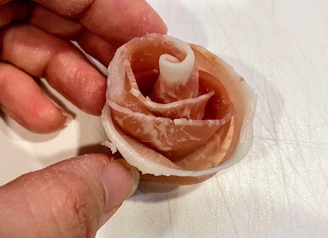 おつまみにぴったり！ モッツァレラチーズの生ハム巻き