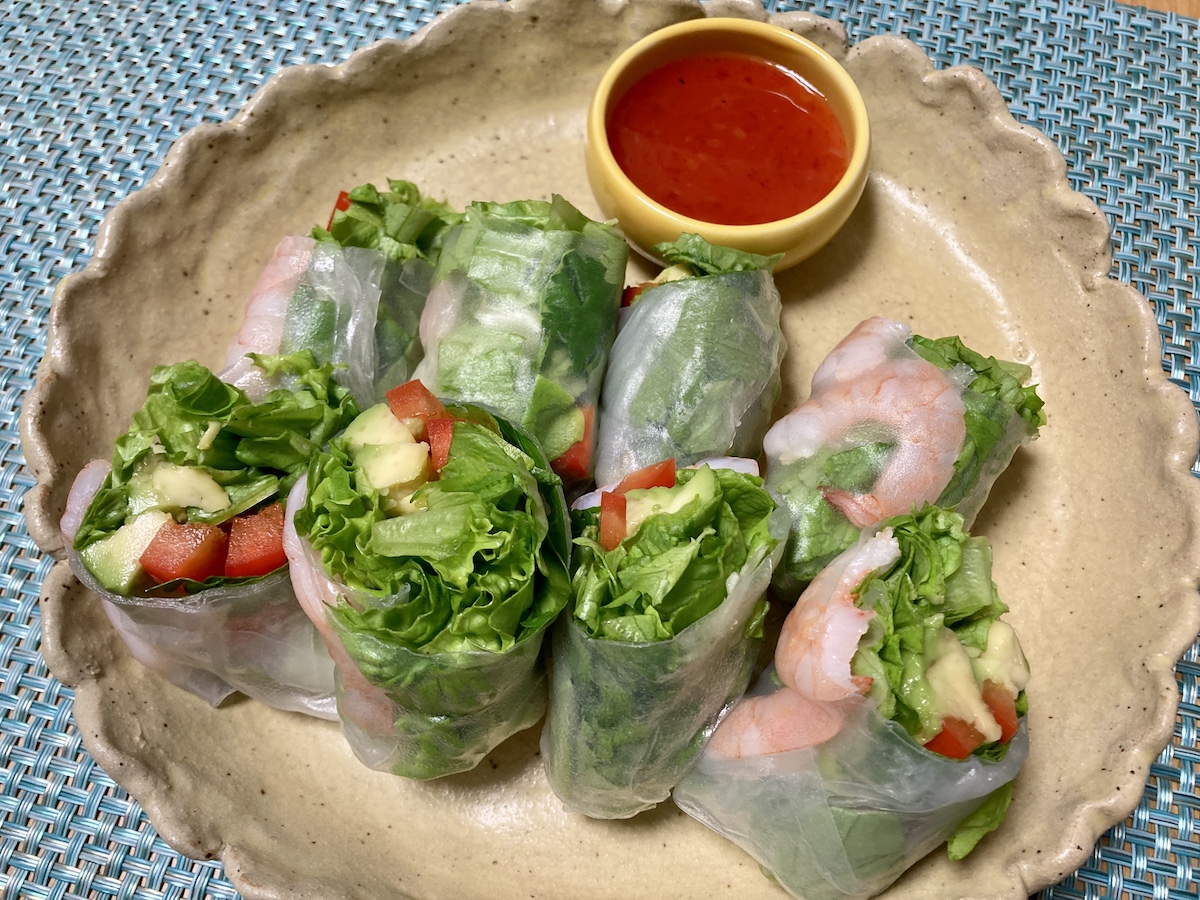 簡単キャンプ飯 肉が焼けるまでの間の一品「エビとアボカドの生春巻き」の作り方！ 色鮮やかでさっぱり美味しい大定番メニューロケットニュース24