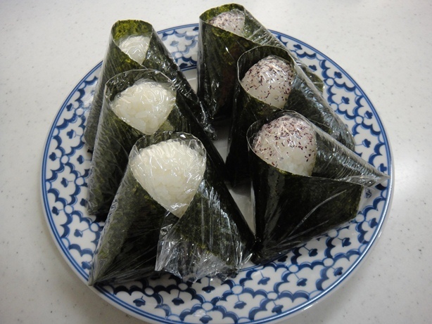 6月18日は“おにぎりの日” ホイルを節約！簡単おにぎりの包み方暮らしのアイデア東洋アルミエコープロダクツ株式会社