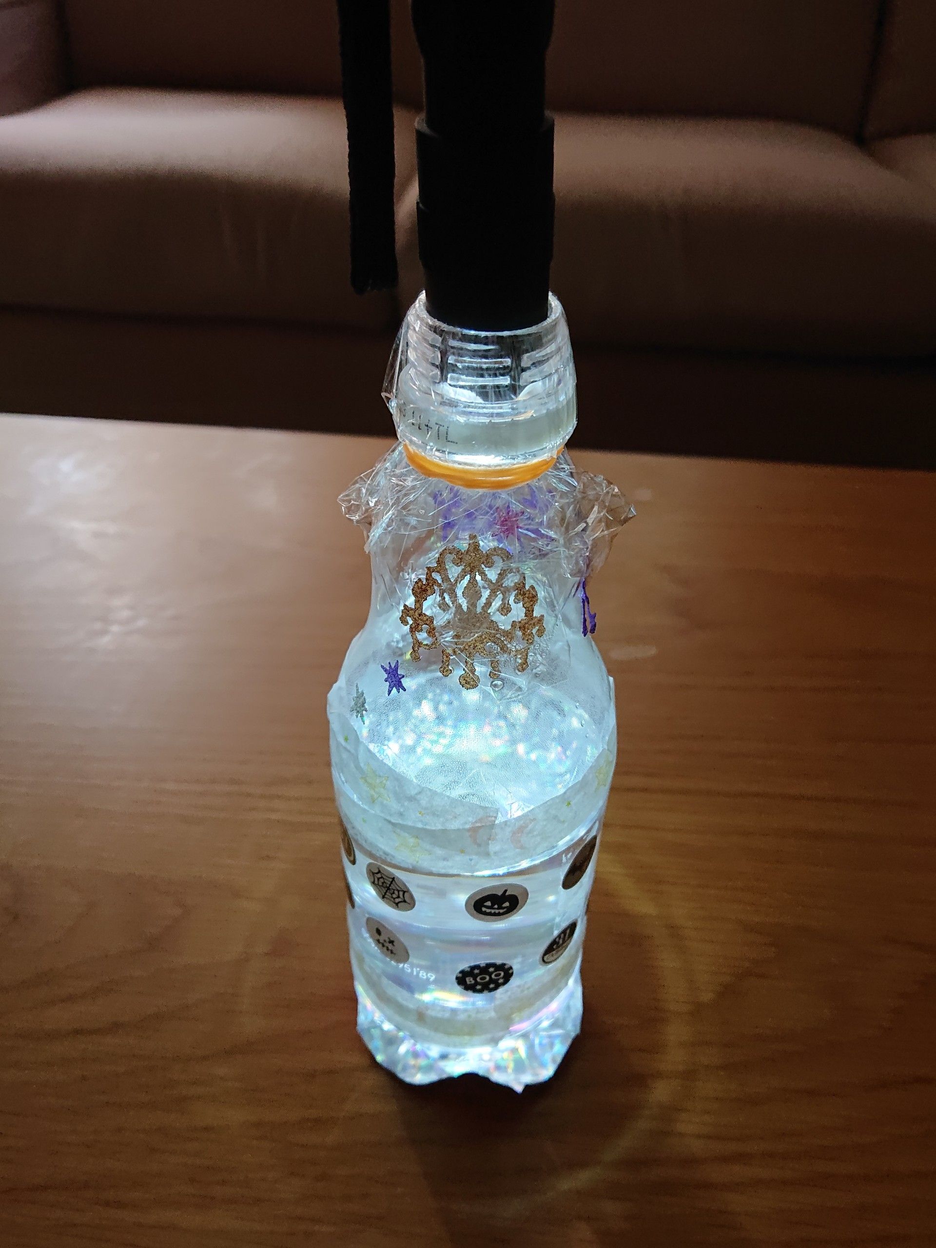 小学生の工作にオススメ・かぼちゃランタン🎃ペットボトルの底の凸凹を利用して張り子のジャックオーランタンを作ってみました👻キャンディを入れたり、100均のLEDキャンドルを入れてランプシェードにしたり✨凸凹しているので、ペーパーを貼っていくのが根気が要りましたが 笑 乾くとペットボトルに馴染んでカチっと固まって、灯を入れると透明感のある綺麗な仕上がりになって大満足😊