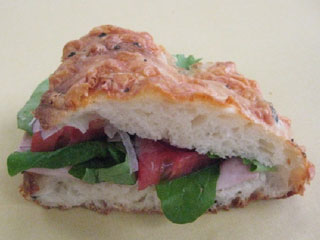 メニセーズのチャバタロールでサンドイッチの朝ごはん - ケルベロスの巣