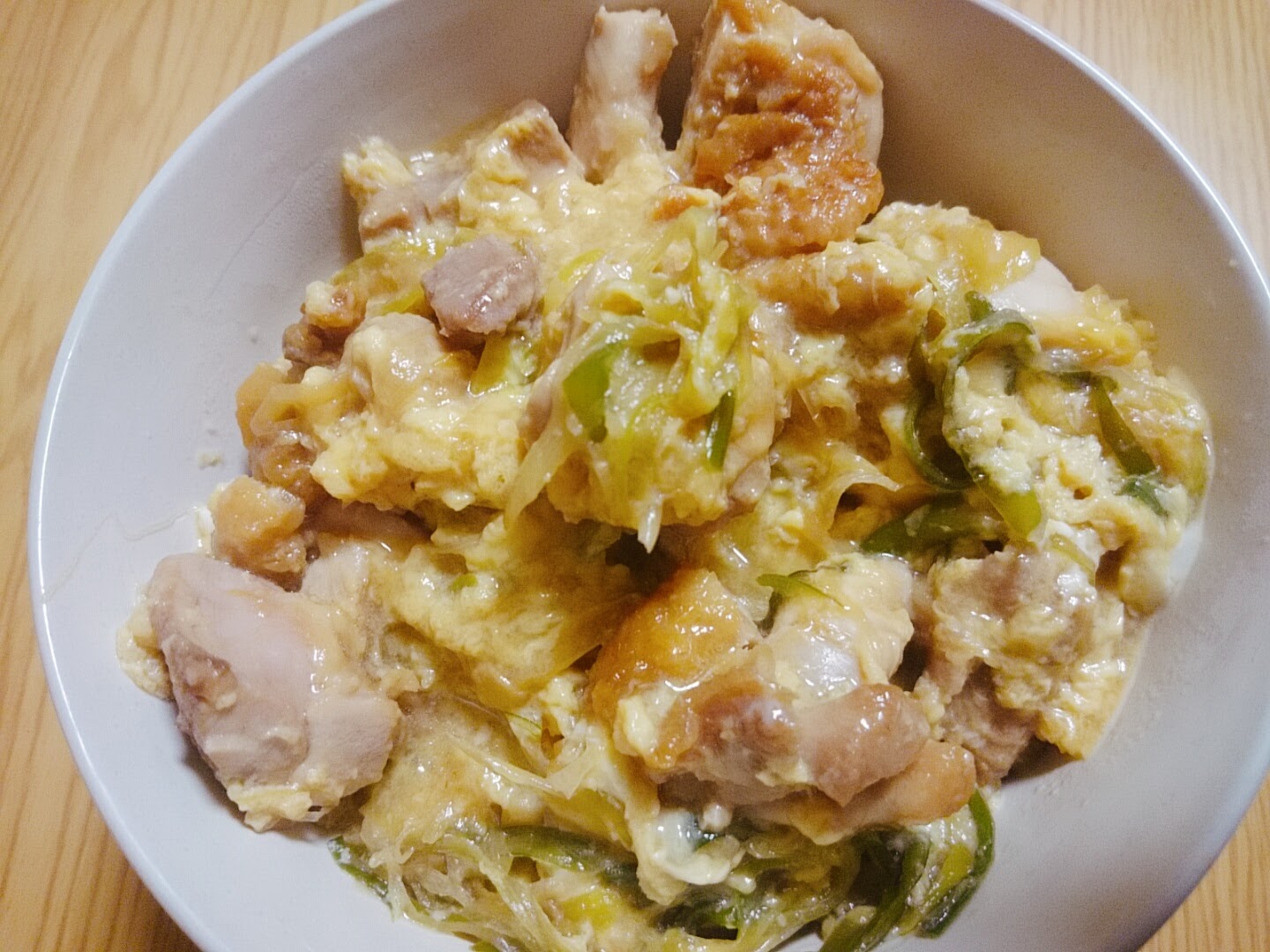 蒸し鶏ネギ塩丼 , ノーカットでご覧ください, 食べたいと思ったら「♡」いいね, もしくは「😋」で教えてね, マナビヤ食堂@crachtheswanky, セイロで蒸した鶏肉をほろほろにほぐして, 塩コショウと胡麻油で和えてネギと卵黄♬, 丼にして食べたよ,とっても美味しゅうございました♬, レシピ見返したいなと思った人は保存してね, Threadsではライブ情報や音楽関係も発信中,