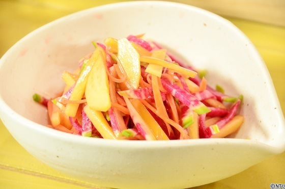 おはようございます。 今日のお弁当は久しぶり紅芯大根握り。 こないだ長野行った時に見つけて歓喜！こちらではまだカラフル野菜は全然出てこないから3袋も買ってもうた🙂 ・紅芯大根握り ・干し大根とひじきの煮物 ・にんじんと豆もやしのピリ辛和え・チンゲンサイの肉